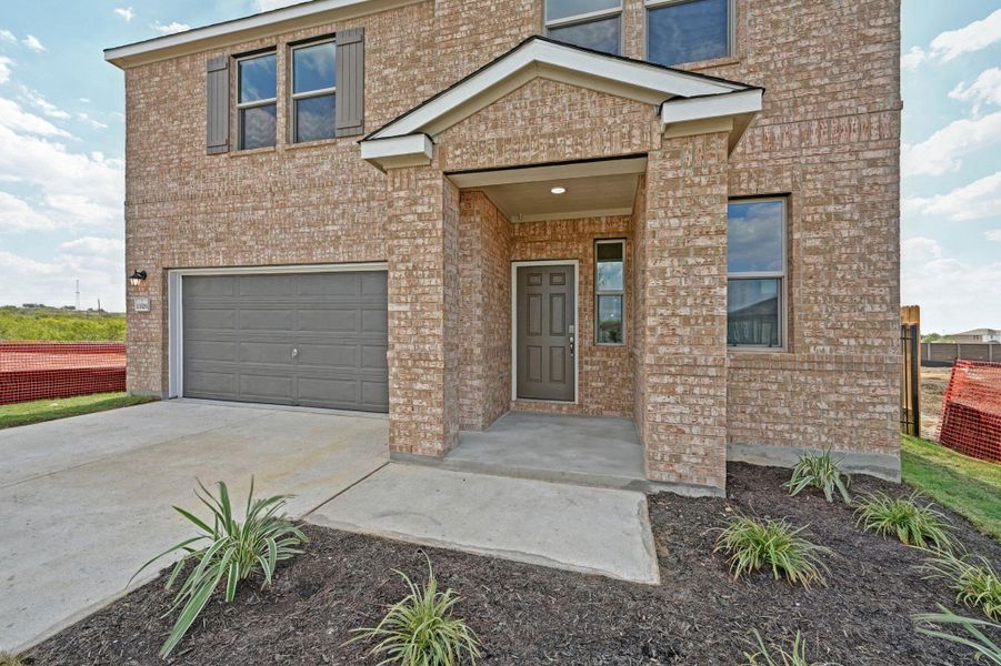 Exterior details and patio area of a home in Stoney Chase, Del Valle (Image 4).