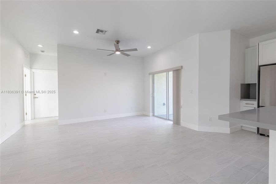 Spacious, unfurnished interior of a new home in , Lake Placid (Image 19).