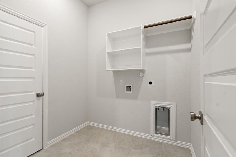 Spacious, unfurnished interior of a new home in Sunterra, Katy (Image 14).