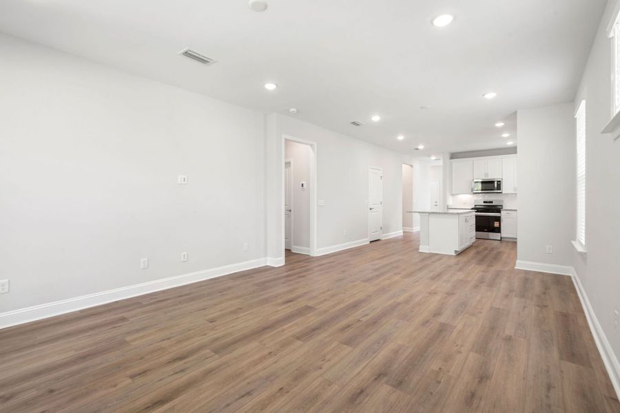 Spacious, unfurnished interior of a new home in Del Webb Savannah at Heartwood, Richmond Hill (Image 16).