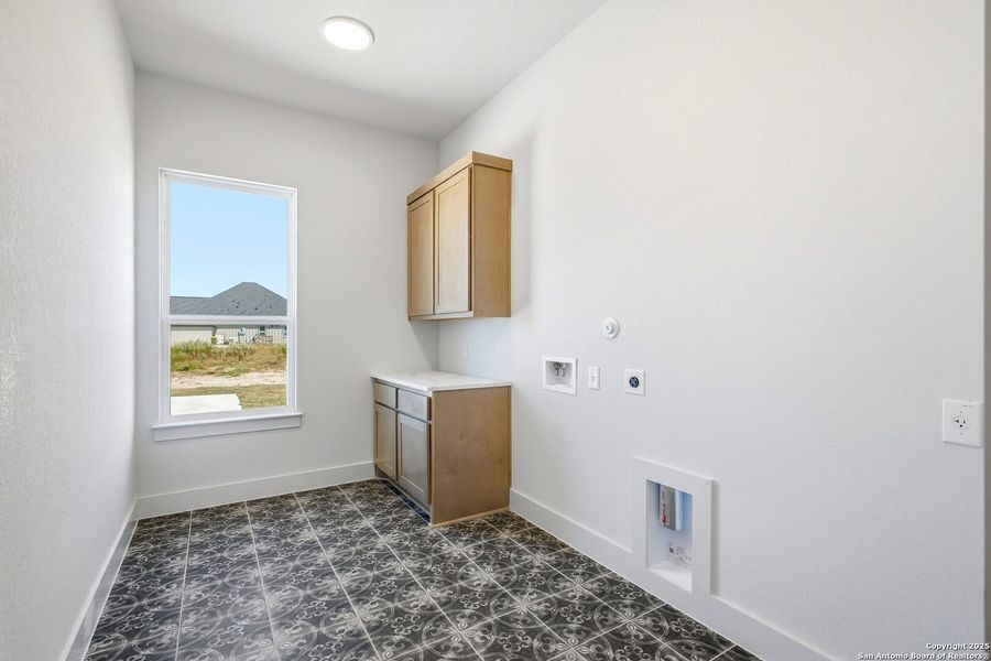 Spacious, unfurnished interior of a new home in Pradera Ridge, Floresville (Image 22).