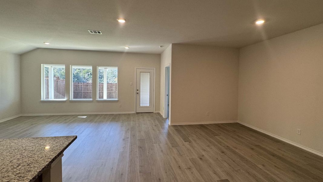 Spacious, unfurnished interior of a new home in Blaire Lake, Tyler (Image 5).