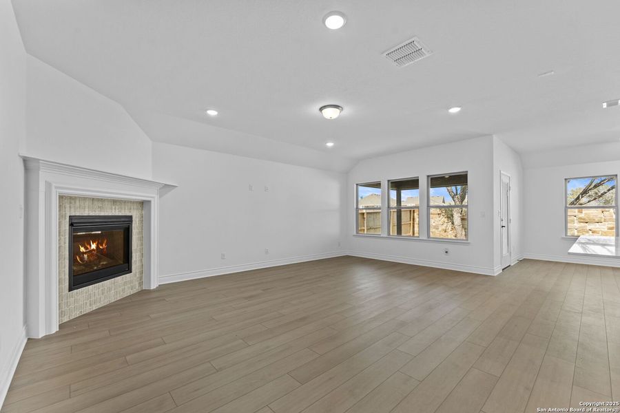 Spacious, unfurnished interior of a new home in Davis Ranch, San Antonio (Image 13).