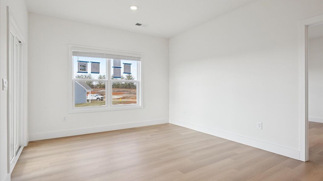 Spacious, unfurnished interior of a new home in Millstone Village, Morristown (Image 17).