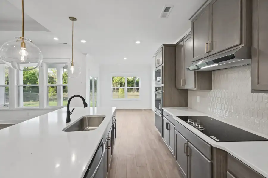 *Photo of example home. Selections & finishes may vary. *Photo of example home. Selections & finishes may vary.