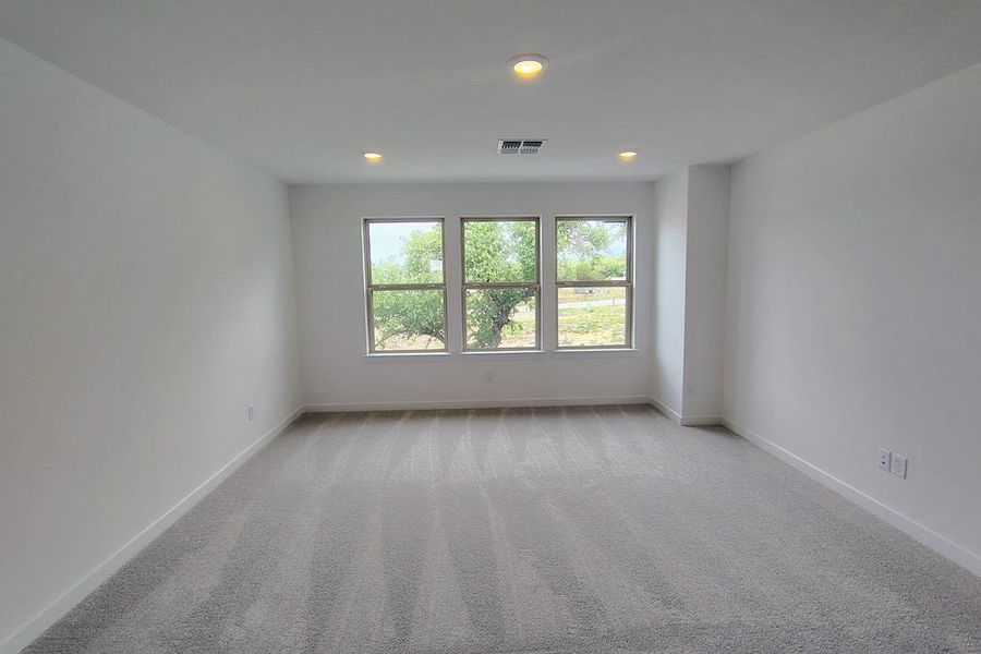 Spacious, unfurnished interior of a new home in Wolf Ranch, Georgetown (Image 24).