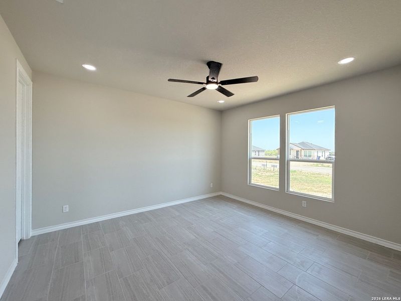 Spacious, unfurnished interior of a new home in , La Vernia (Image 21).