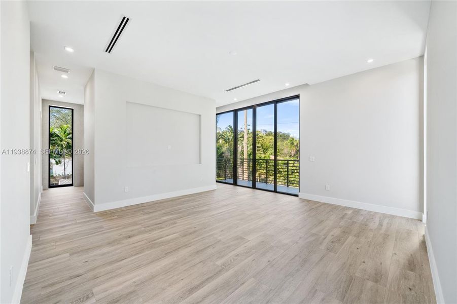 Spacious, unfurnished interior of a new home in , Fort Lauderdale (Image 40).