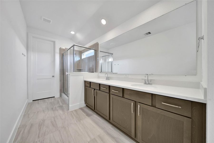 Furnished interior view inside a new home in , Rosharon (Image 10).