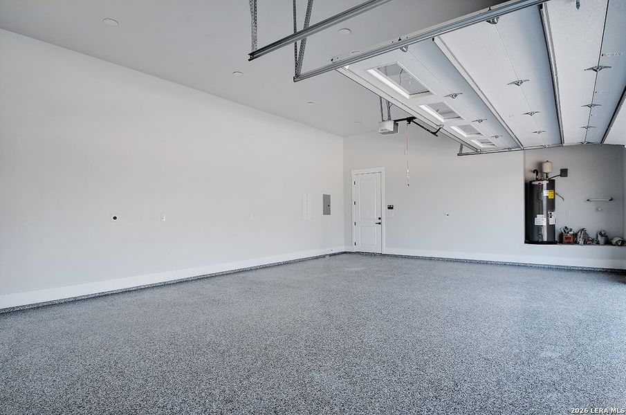 Spacious, unfurnished interior of a new home in , Bandera (Image 21).