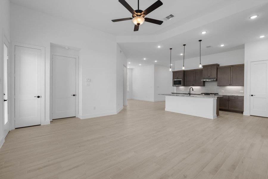 Spacious, unfurnished interior of a new home in Riceland, Mont Belvieu (Image 22).