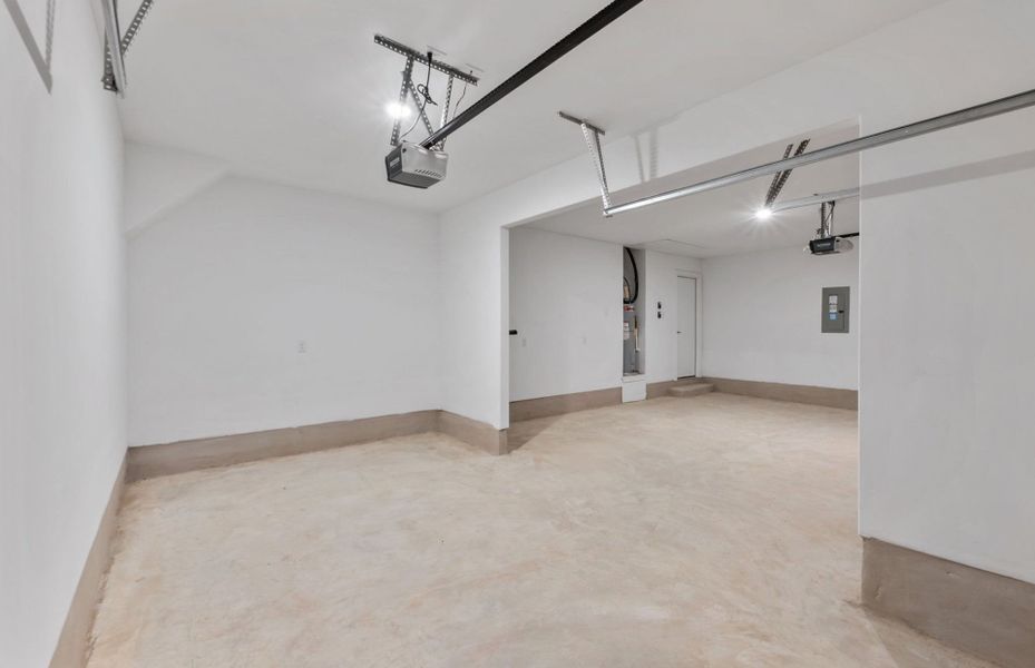 Spacious, unfurnished interior of a new home in Crescent Bluff, Georgetown (Image 32).