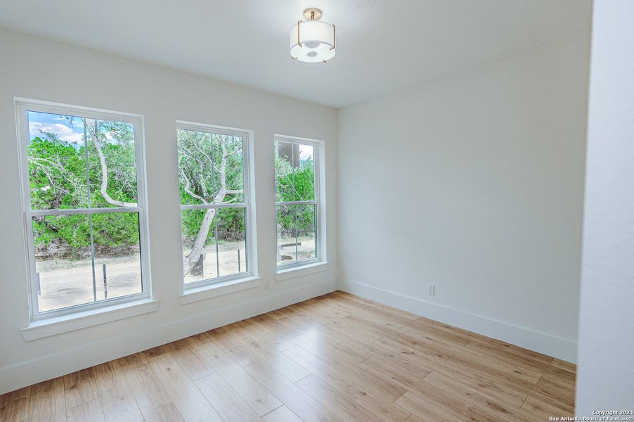 Spacious, unfurnished interior of a new home in , Bandera (Image 18).