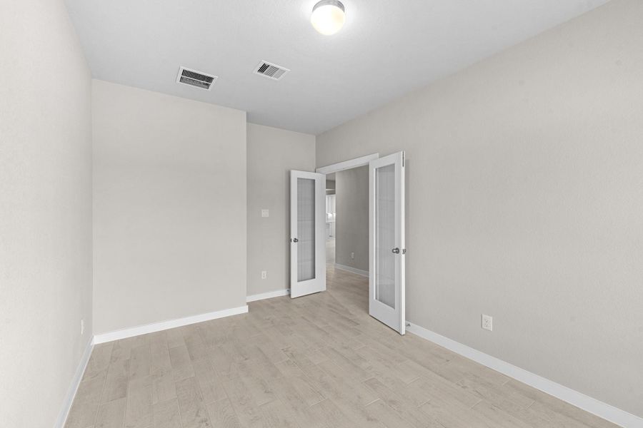 Spacious, unfurnished interior of a new home in Barton Creek Ranch, Conroe (Image 23).