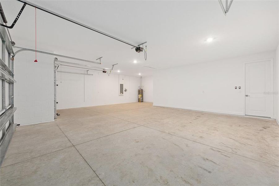 Spacious, unfurnished interior of a new home in , Ocala (Image 28).