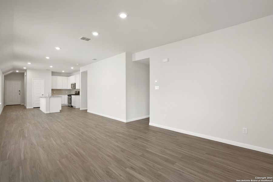 Spacious, unfurnished interior of a new home in Timber Creek, San Antonio (Image 18).