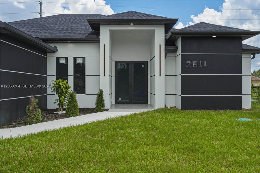 Exterior details and patio area of a home in , Lehigh Acres (Image 4).