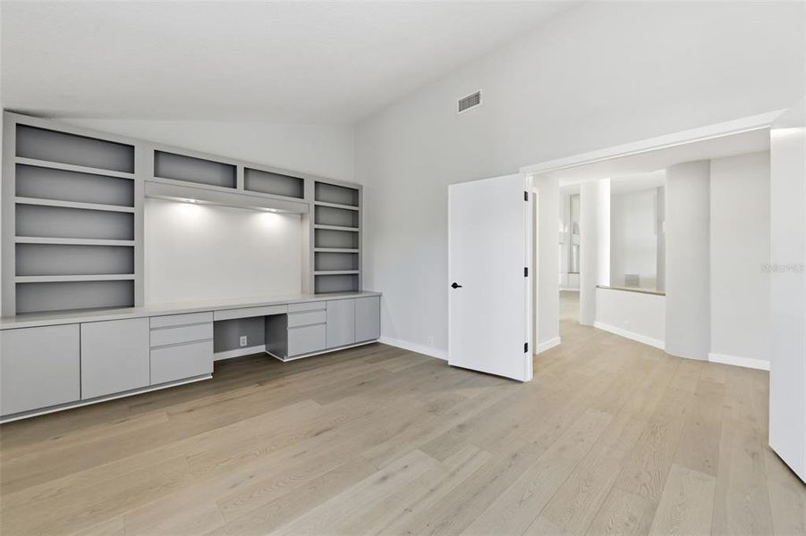Spacious, unfurnished interior of a new home in , Sarasota (Image 27).