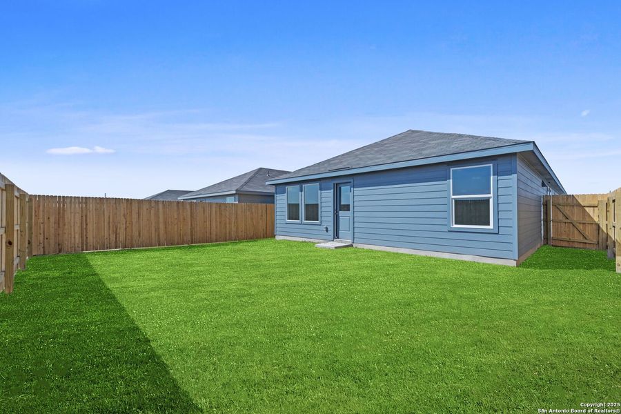 Exterior details and patio area of a home in , New Braunfels (Image 2).