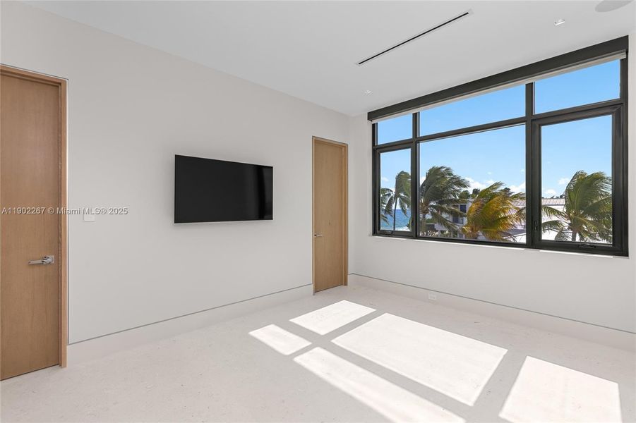 Spacious, unfurnished interior of a new home in , Fort Lauderdale (Image 24).