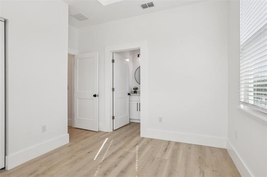 Spacious, unfurnished interior of a new home in , Tampa (Image 23).