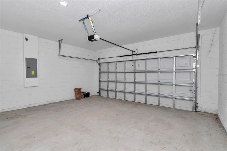 Spacious, unfurnished interior of a new home in , Citrus Springs (Image 25).