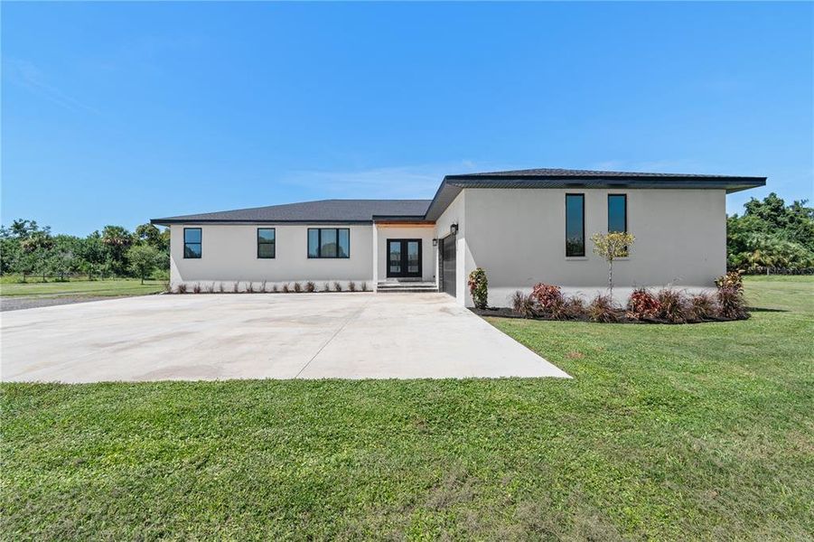 Front exterior of a new home in , Palmetto, FL, highlighting curb appeal (Image 1). Front exterior of a new home in , Palmetto, FL, highlighting curb appeal (Image 1).
