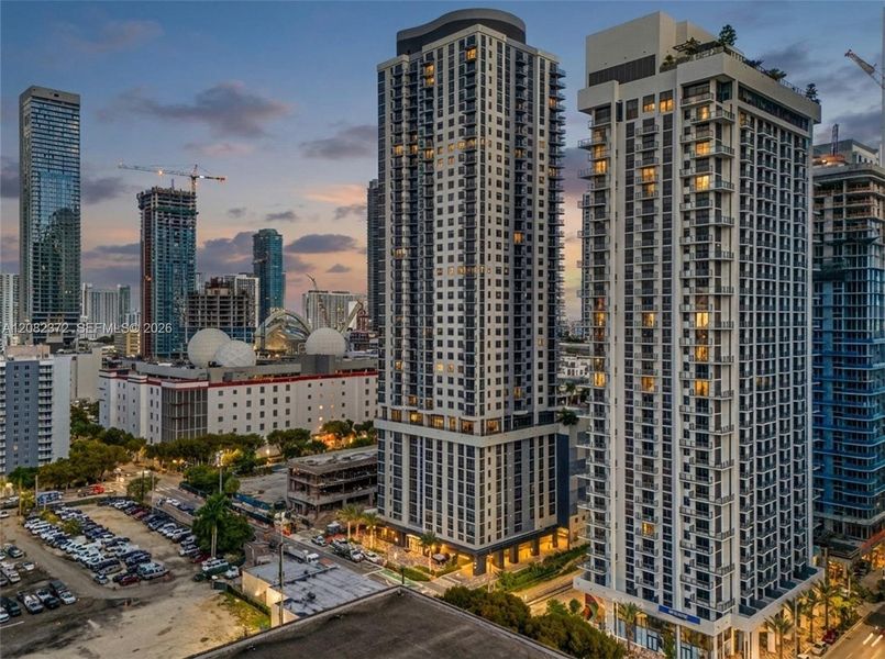 Condo located in Miami, FL showcasing its design and architecture (Image 22).