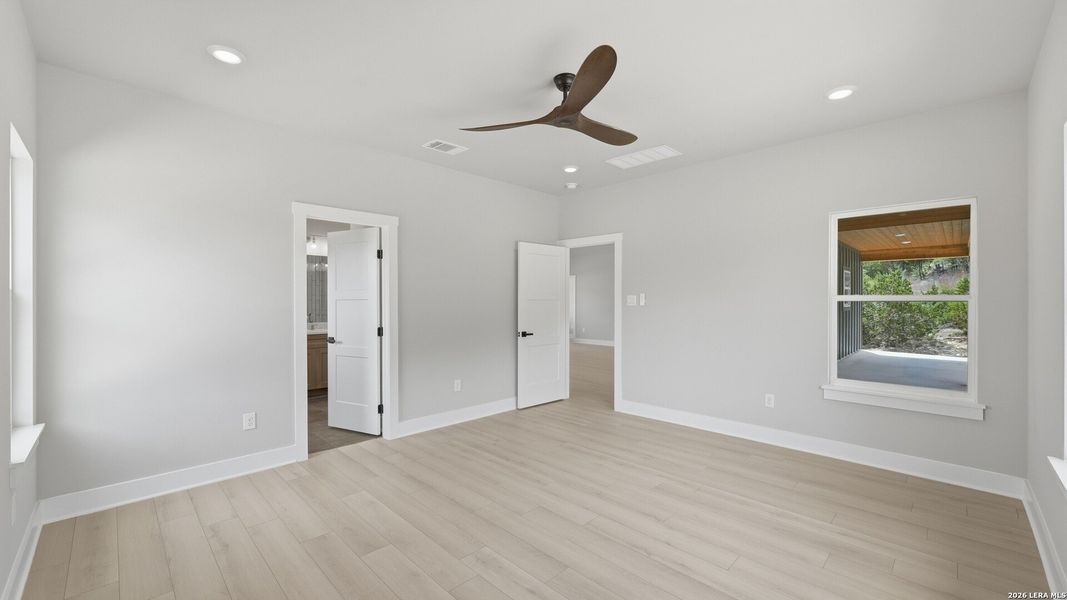 Spacious, unfurnished interior of a new home in , Canyon Lake (Image 33).