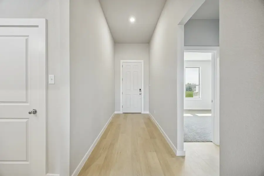 Representative unfurnished interior of a home built from the The Elm by Lillian Custom Homes in Hickory Hill, Sherman (Image 30).