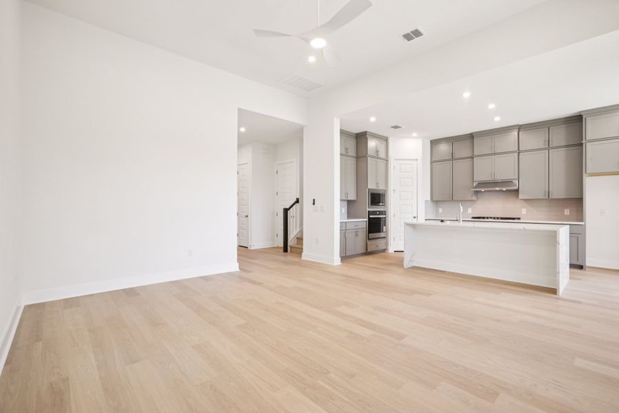 Spacious, unfurnished interior of a new home in Persimmon, Buda (Image 12).