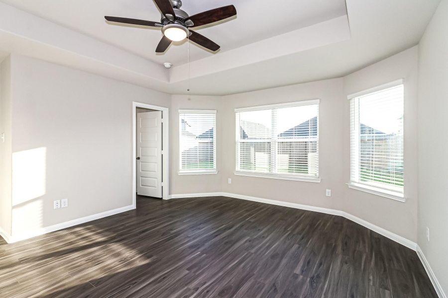 Spacious, unfurnished interior of a new home in Charleston Heights, Rosharon (Image 10).