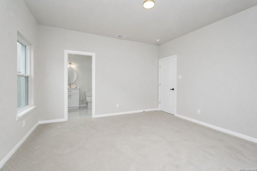 Spacious, unfurnished interior of a new home in , San Antonio (Image 20).