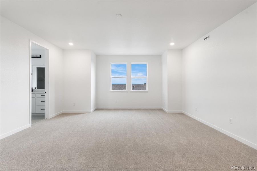 Spacious, unfurnished interior of a new home in Sterling Ranch, Littleton (Image 15).