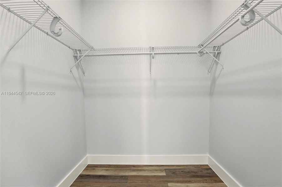 Spacious, unfurnished interior of a new home in , Sebring (Image 15).