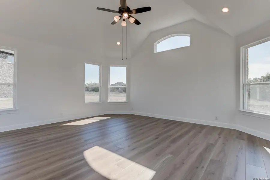 Spacious, unfurnished interior of a new home in Waldsanger, New Braunfels (Image 24).