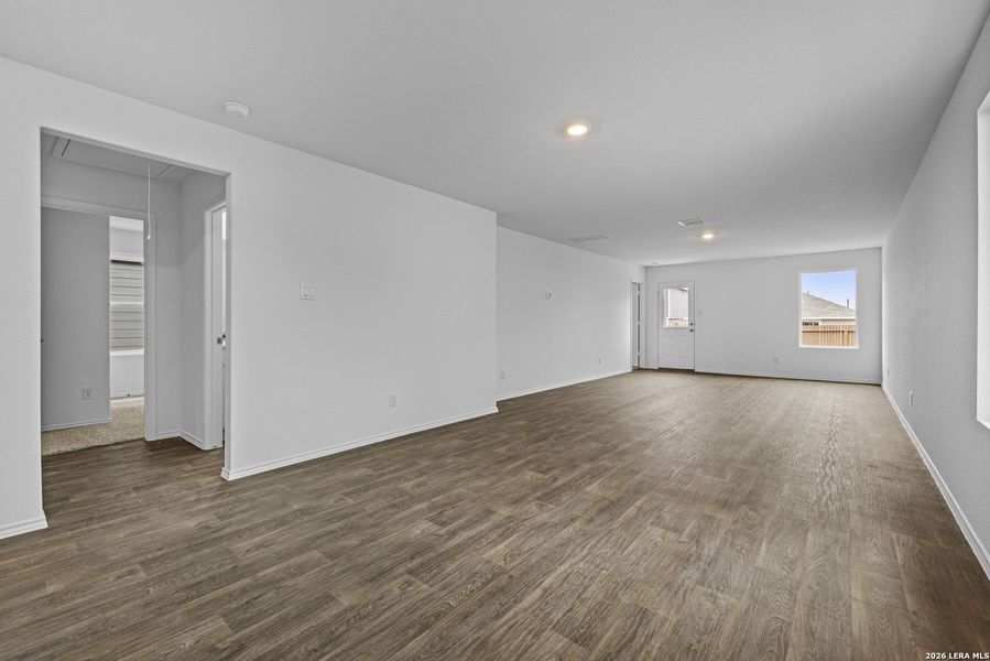 Spacious, unfurnished interior of a new home in Avenida, Converse (Image 14).