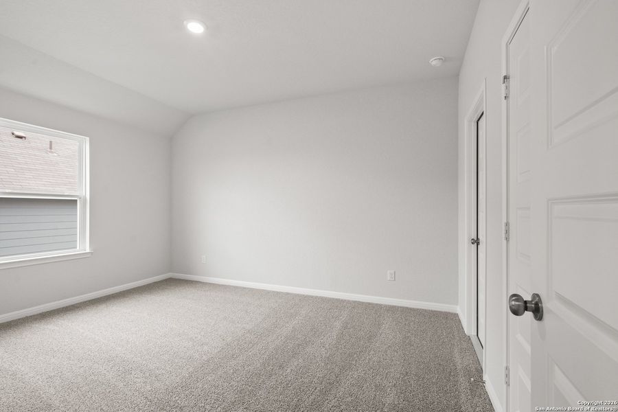 Spacious, unfurnished interior of a new home in Cinco Lakes, San Antonio (Image 15).