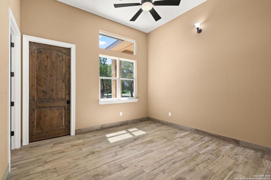 Spacious, unfurnished interior of a new home in , Canyon Lake (Image 25).