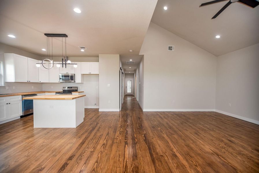 Spacious, unfurnished interior of a new home in , Port Lavaca (Image 29).