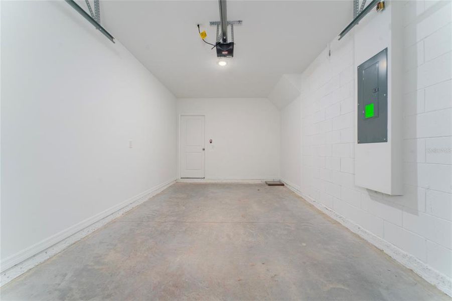 Spacious, unfurnished interior of a new home in , Winter Garden (Image 12).