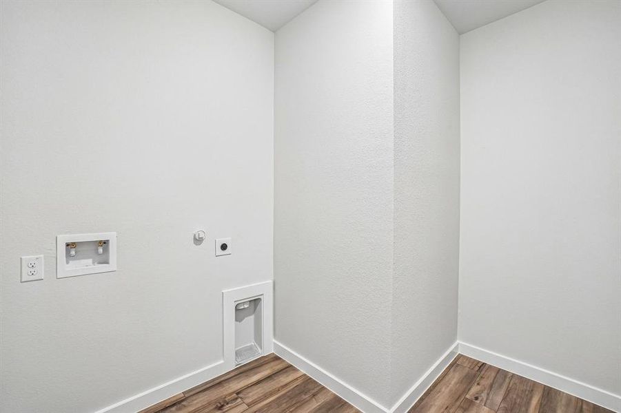 Spacious, unfurnished interior of a new home in Middlefield Village, Dallas (Image 16).