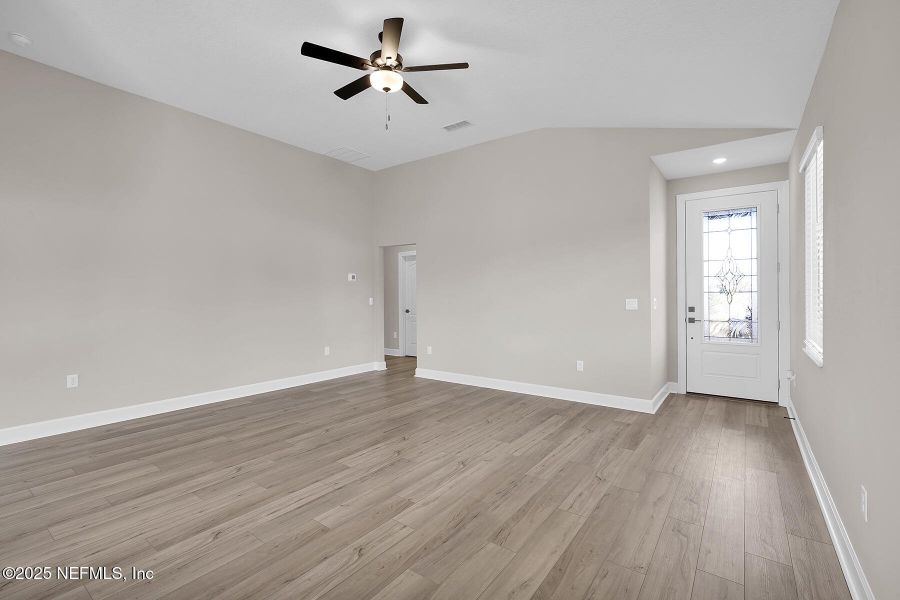 Spacious, unfurnished interior of a new home in Jennings Farm, Middleburg (Image 10).