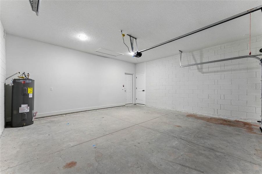 Spacious, unfurnished interior of a new home in , Ocala (Image 41).