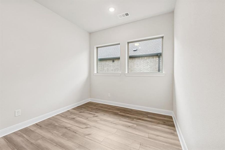 Spacious, unfurnished interior of a new home in Myrtle Creek, Waxahachie (Image 25).