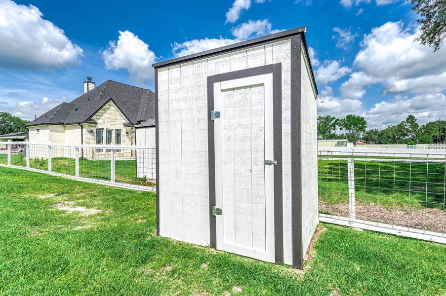This structure houses the property’s water well and is conveniently positioned within the backyard.