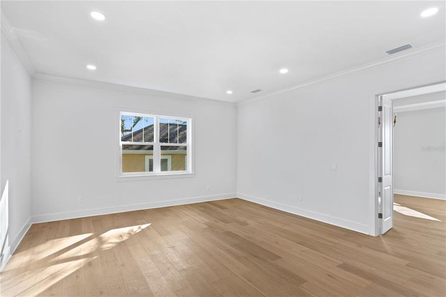 Spacious, unfurnished interior of a new home in , Tampa (Image 13).