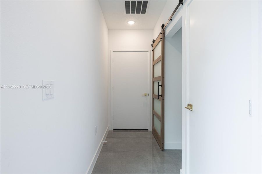 Spacious, unfurnished interior of a new home in , Palm Bay (Image 35).