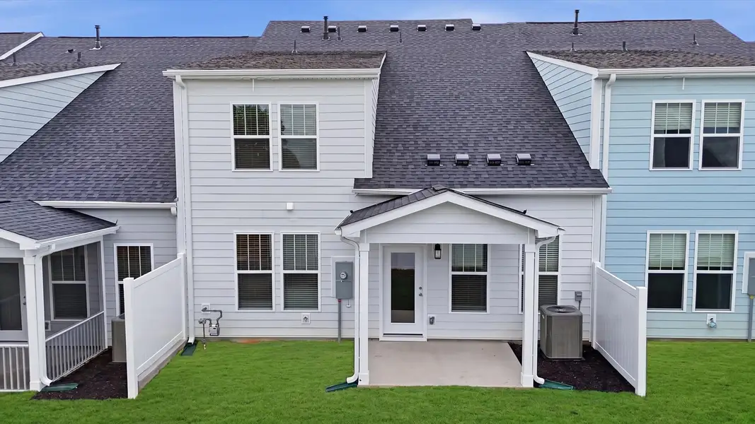 Refined rear exterior with a stylish covered porch for dining, relaxing, or entertaining by DRB Homes Refined rear exterior with a stylish covered porch for dining, relaxing, or entertaining by DRB Homes
