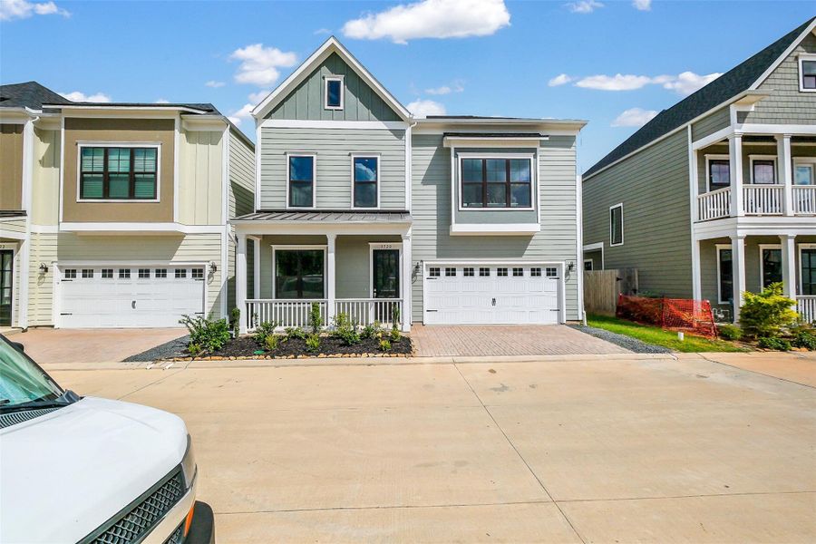 Exterior details and patio area of a home in Timbergrove Trails, Houston (Image 25).